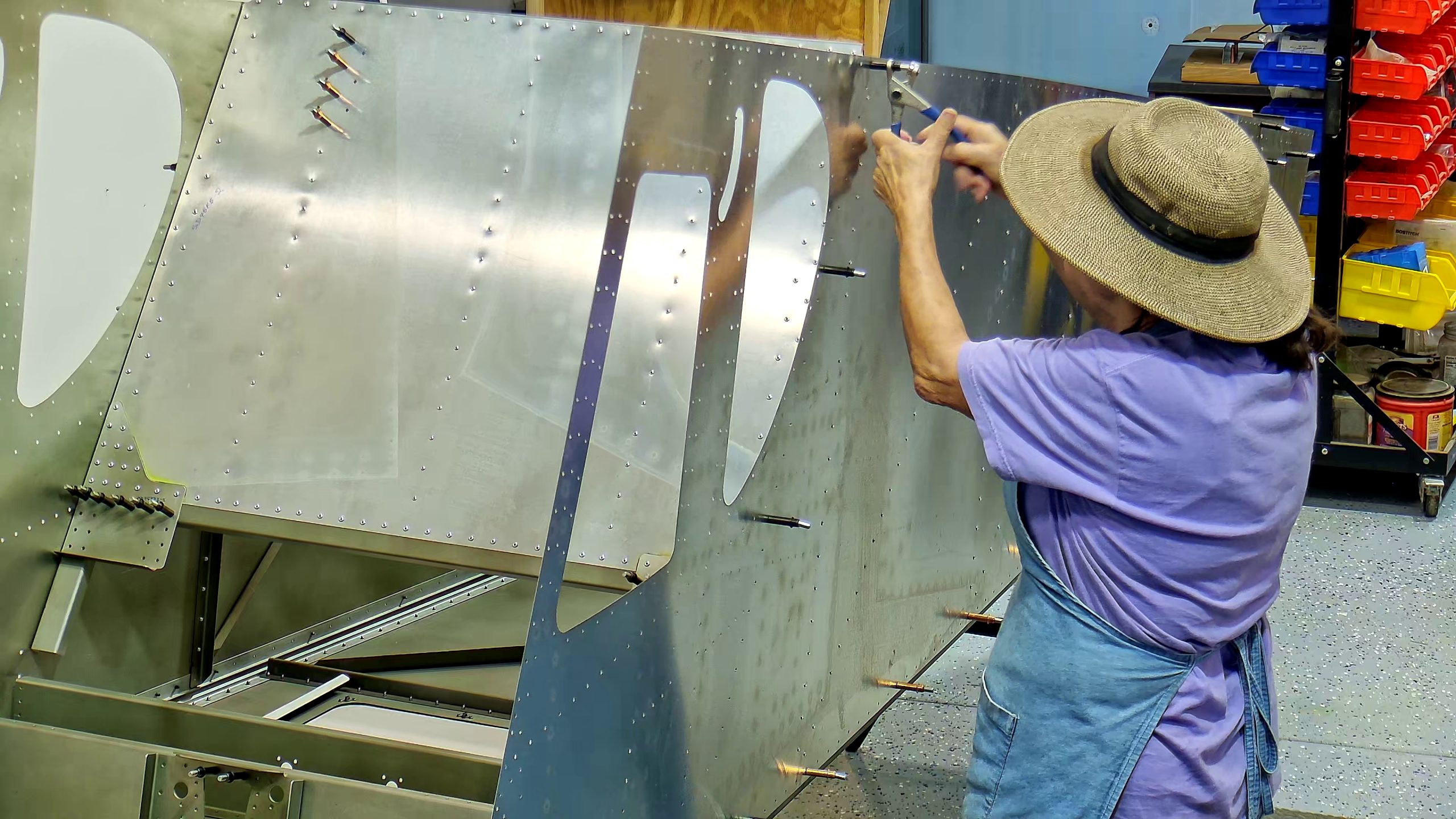 Attaching the sides of the fuselage to the bottom with clecos