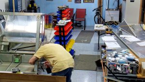 Zenith 750 SD rear fuselage assembly. Riveting the side skins