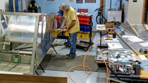 Zenith 750 SD rear fuselage assembly. Riveting the side skins