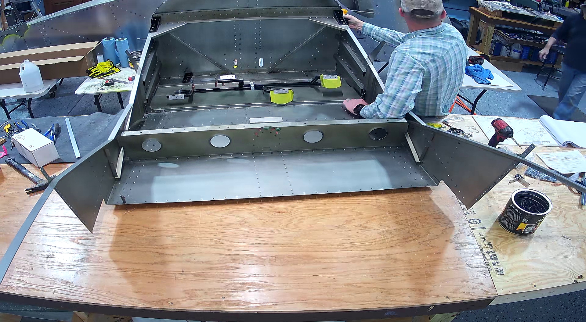 SD75-FF-09 Installing The Engine Mounting Brackets